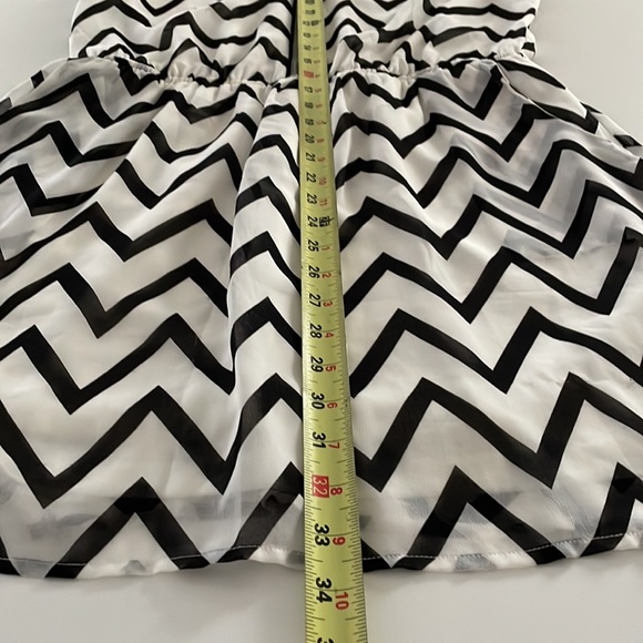 M Guess zig zag Black and White dress with pockets and front zip - Picture 9 of 13